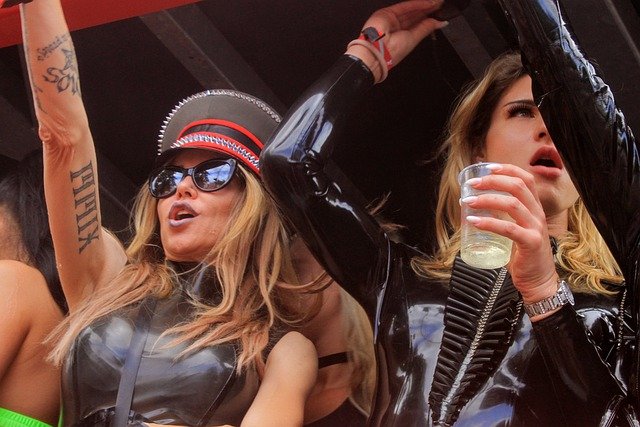 Drapeau arc-en-ciel lors d'une marche des fiertés LGBT au Québec